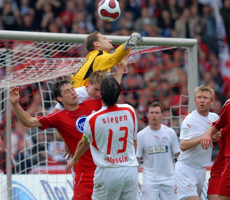 Robert Wulnikowski (Torwart Sportfreunde Siegen) kann den Ball abwehren, Michael Kümmerle (KSV Hessen Kassel) kommt nicht dran
