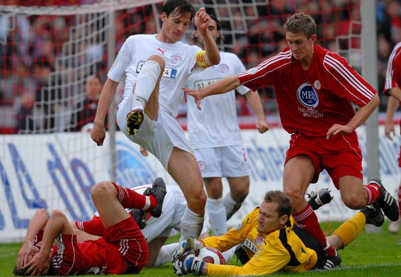 Heißer Kampf um den Ball: Robert Wulnikowski (Torwart Sportfreunde Siegen), Alexander Blessin (Sportfreunde Siegen) und Tobias Willers (KSV Hessen Kassel) (R), Michael Kümmerle (KSV Hessen Kassel) am Boden
