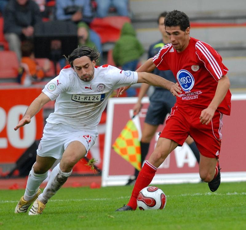 Marc Gallego (Sportfreunde Siegen) im Zweikampf gegen Serdar Bayrak (KSV Hessen Kassel) (R)