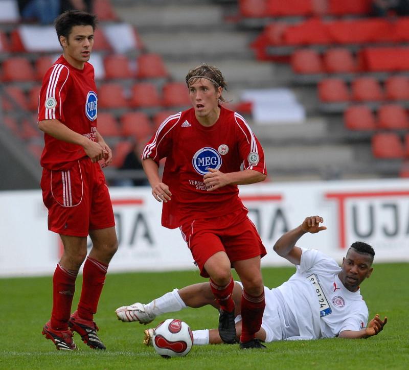 Jan Fießer (KSV Hessen Kassel) (Mitte) startet einen Angriff