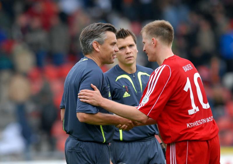 Thorsten Bauer (KSV Hessen Kassel) bei Schiedsrichter Josef Maier (München) (L) nach Spielende