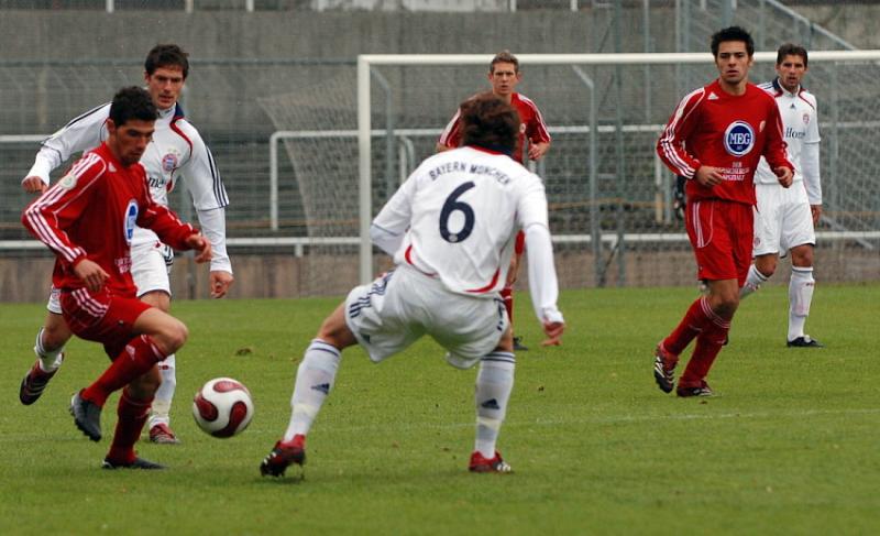 Michael Kokocinski (Bayern München II) gegen Serdar Bayrak (links)