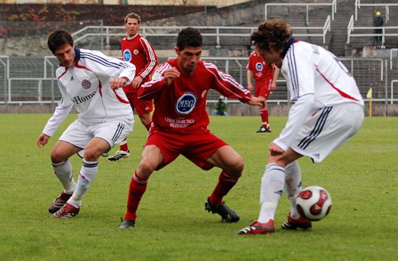 Serdar Bayrak (Mitte) im Kampf um den Ball