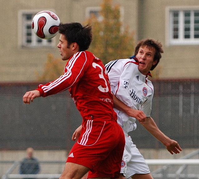 Arne Schmidt (links) im Kopfballduell