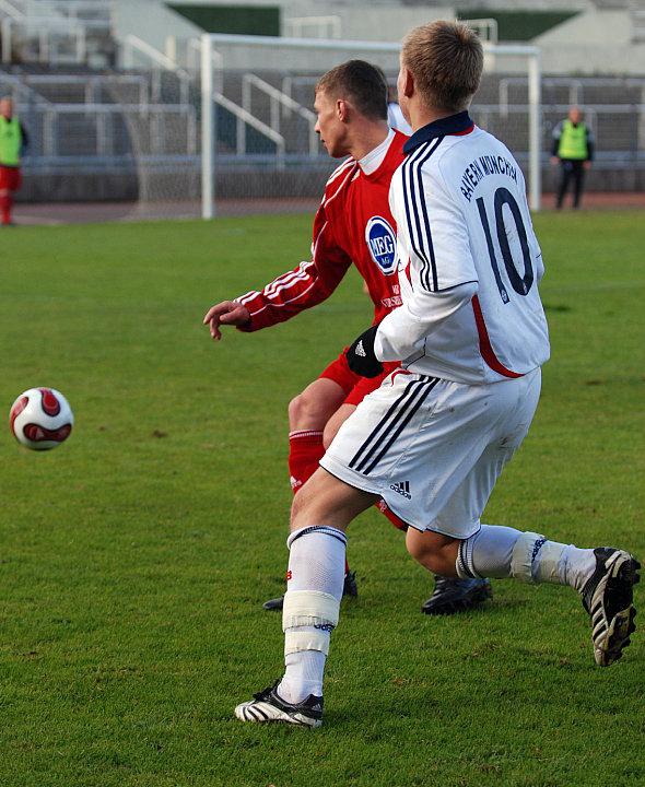 Vyacheslav Petrukhin (hinten) im Kampf um den Ball