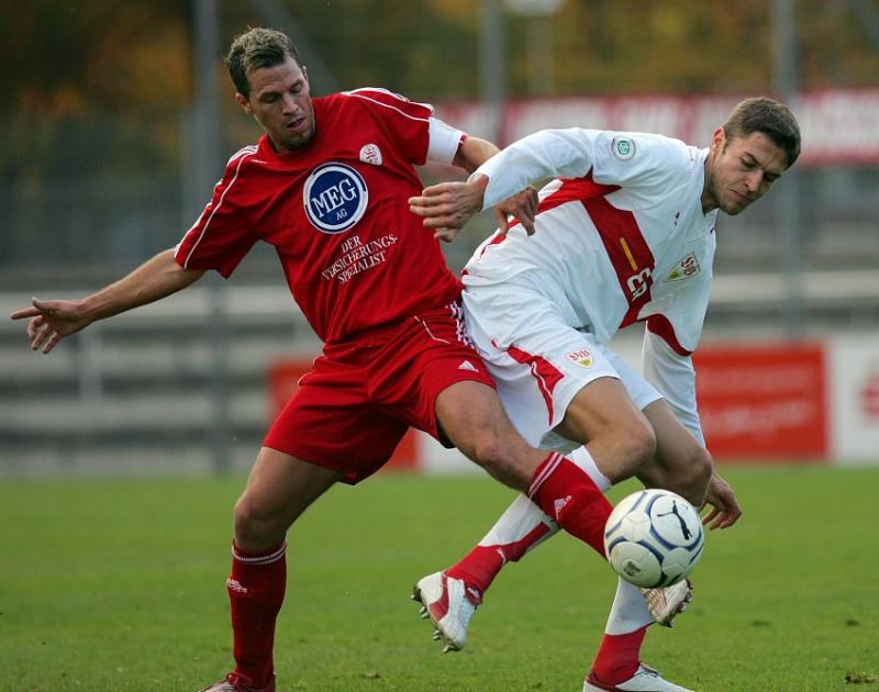 Zweikampf von Denis Berger (KSV Hessen Kassel) (L)