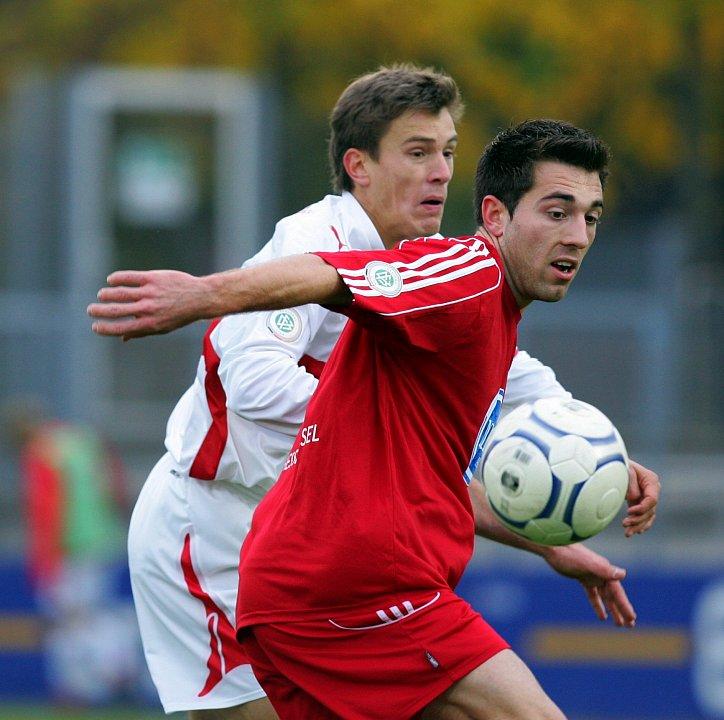 Erich Strobel (KSV Hessen Kassel) (vorne) im Kampf um den Ball