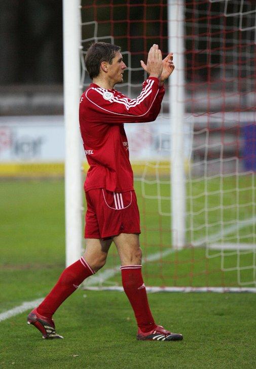 Thorsten Schönewolf (KSV Hessen Kassel) bedankt sich bei den mitgereisten KSV-Fans