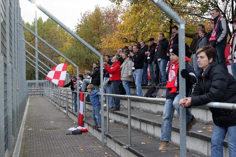 Ca. 100 mitgereiste KSV-Fans unterstützten die Mannschaft im Robert-Schlienz-Stadion