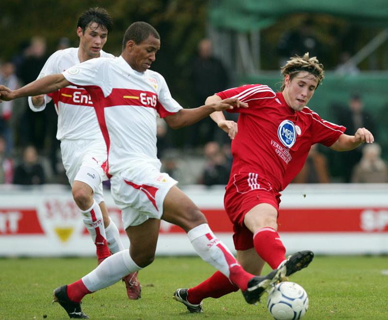 Jan Fießer (KSV Hessen Kassel) (R) gegen David Pisot (VfB Stuttgart II)
