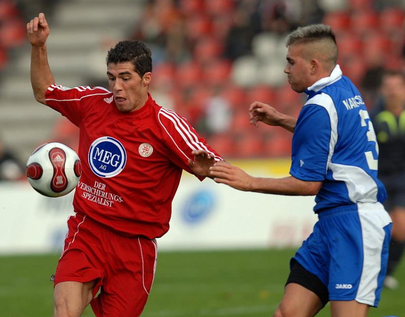 Zweikampf zwischen Serdar Bayrak (KSV Hessen Kassel) und Christopher Reinhard (Karlsruher SC II) (R)