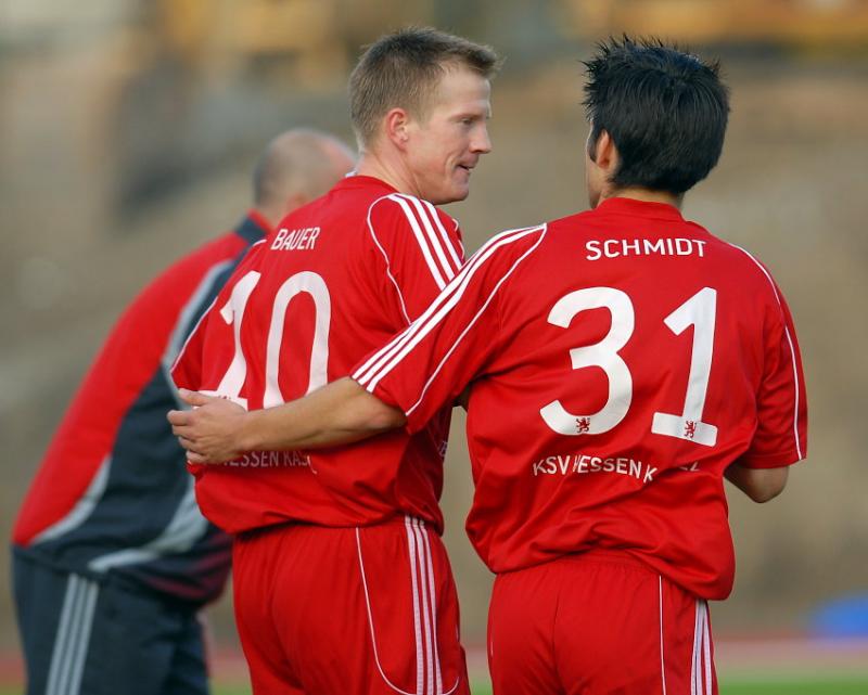 Jubelszenen Teil 1: Thorsten Bauer (KSV Hessen Kassel) und Arne Schmidt (KSV Hessen Kassel) nach dem 1:0