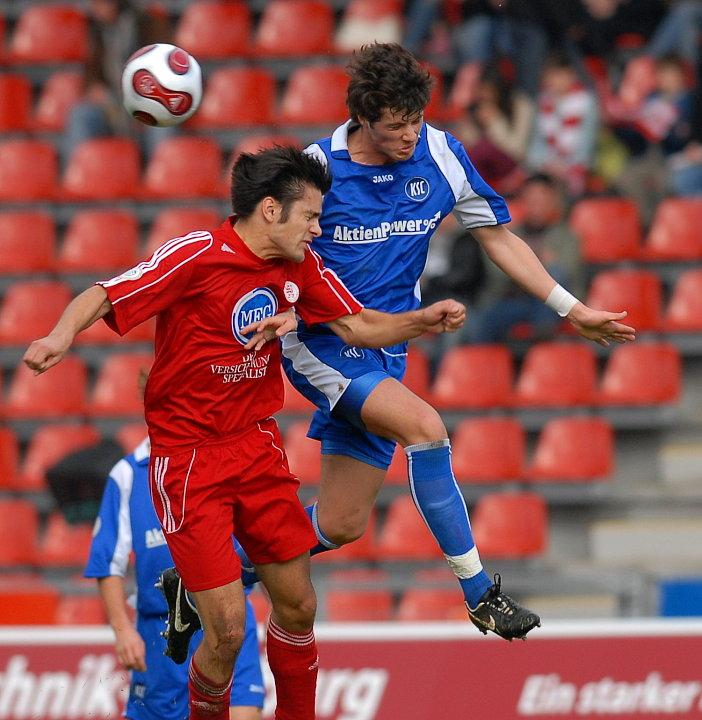 Im Kopfballduell Arne Schmidt (KSV Hessen Kassel) und Aykut Akgün (Karlsruher SC II) (R)