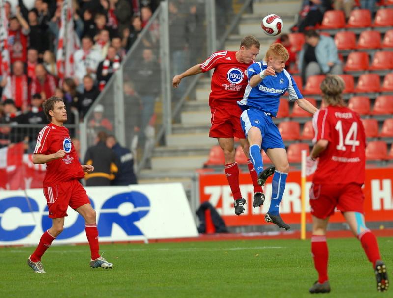 Luftkampf zwischen Dominik Suslik (KSV Hessen Kassel) und Mathias Fetsch (Karlsruher SC II)