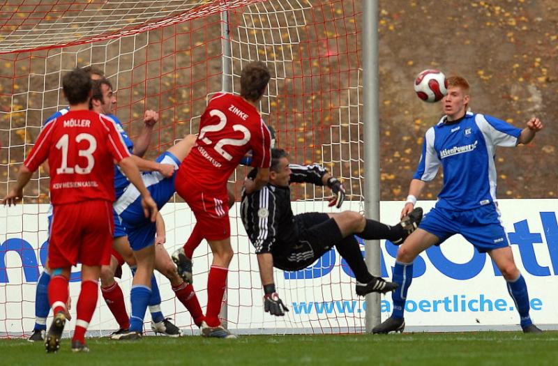 Gefahr im KSV Strafraum durch Mathias Fetsch (Karlsruher SC II) (R)