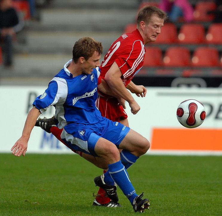 Ole Schröder (Kapitän Karlsruher SC II) (L) im Zweikampf mit Thorsten Bauer (KSV Hessen Kassel)