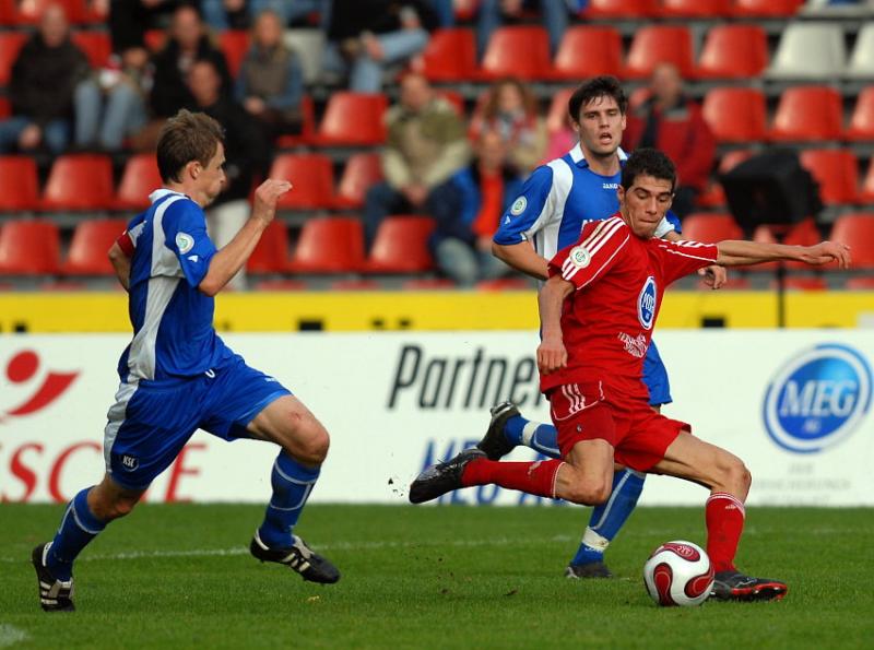 Serdar Bayrak (KSV Hessen Kassel) verfolgt von Ole Schröder (Kapitän Karlsruher SC II) (L)