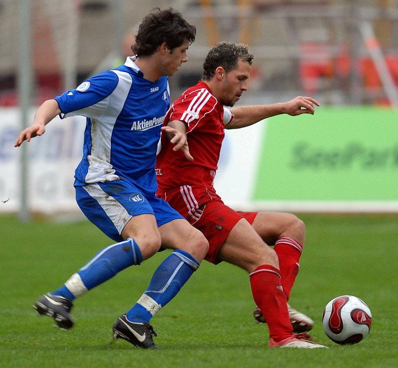 Zweikampf zwischen Denis Berger (KSV Hessen Kassel) und Aykut Akgün (Karlsruher SC II)