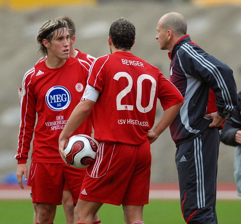 Jan Fießer (L) und Denis Berger lauschen den Anweisungen von Matthias Hamann (Trainer KSV Hessen Kassel )