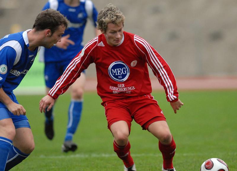 Marcel Abele (Karlsruher SC II) im Zweikampf mit Martin Scholze (KSV Hessen Kassel)