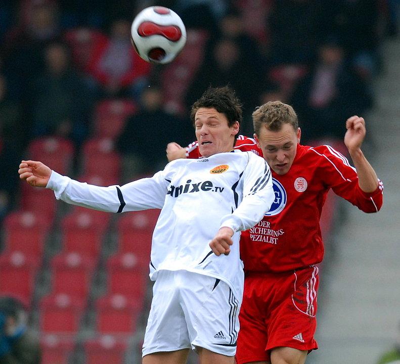 Kopfballduell Timo Schlabach (FSV Ludwigshafen-Oggersheim) (L) und Dominik Suslik (KSV Hessen Kassel) (R)