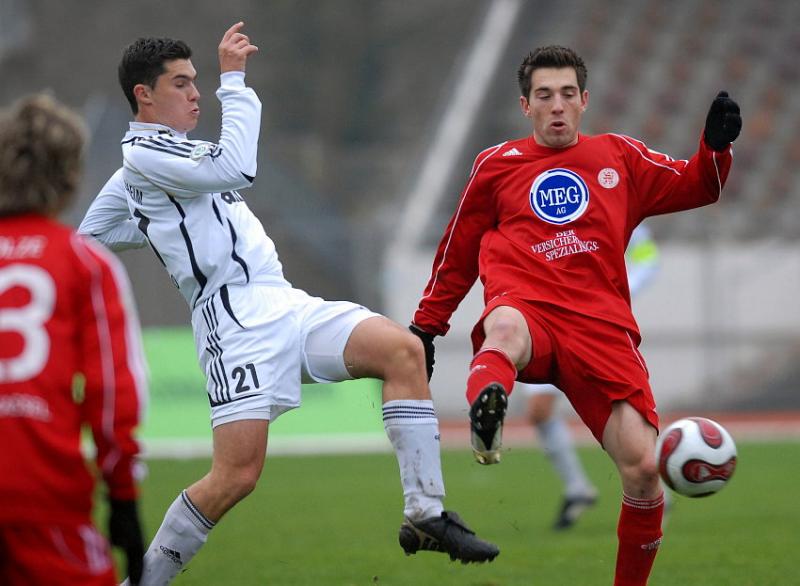 Zweikampf zwischen Pietro Berrafato (FSV Ludwigshafen-Oggersheim) und Erich Strobel (KSV Hessen Kassel)