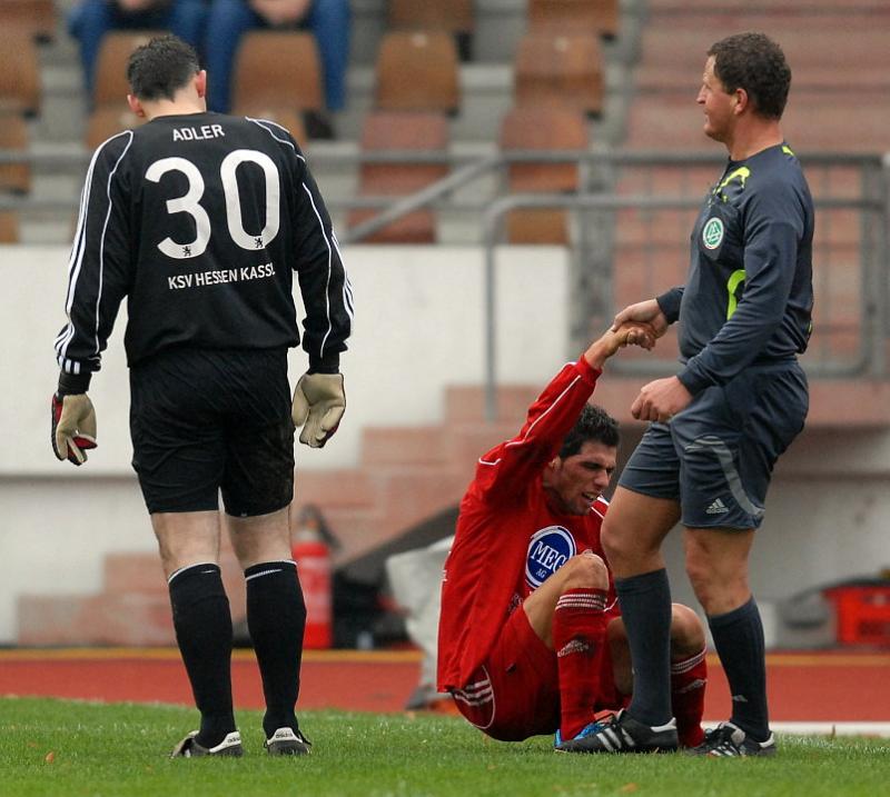 Schiedrichter Roland Greth hilft Serdar Bayrak (KSV Hessen Kassel)