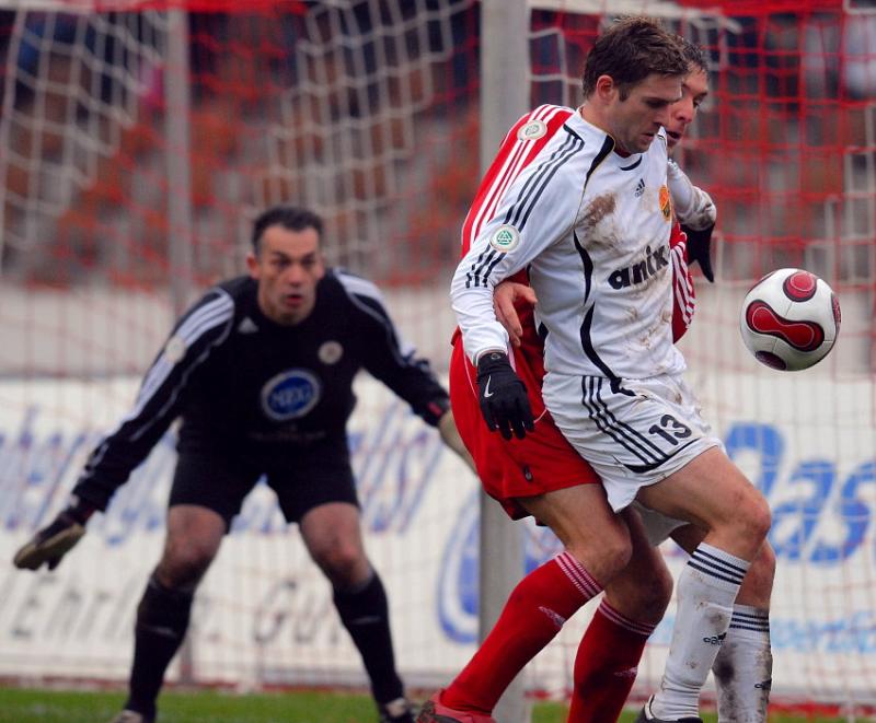 Oliver Adler beobachtet den Zweikampf zwischen Thorsten Schönewolf (KSV Hessen Kassel) und Alexander Christ (FSV Ludwigshafen-Oggersheim)