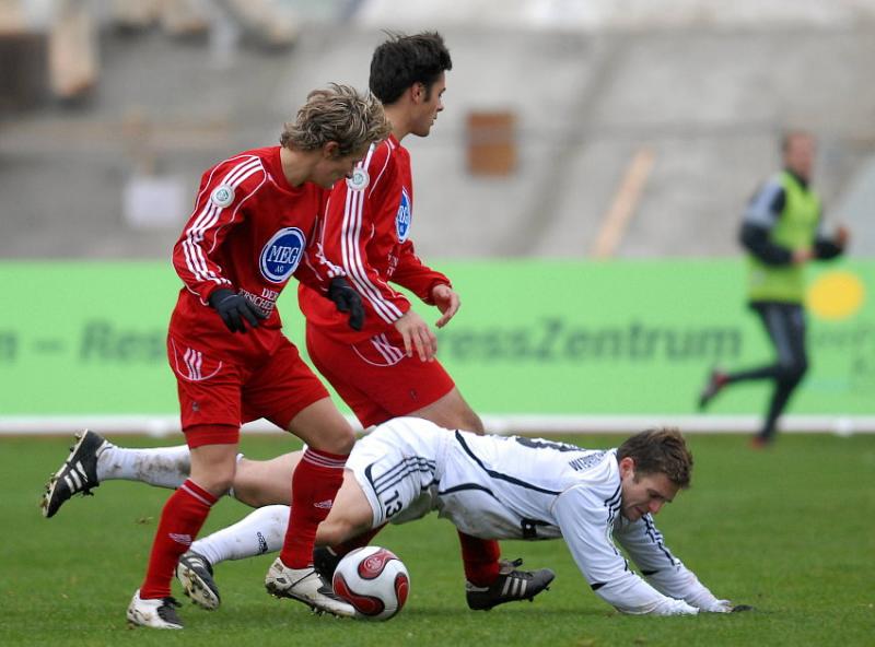 Alexander Christ (FSV Ludwigshafen-Oggersheim) in der Zange von Martin Scholze (KSV Hessen Kassel) und Arne Schmidt (KSV Hessen Kassel)