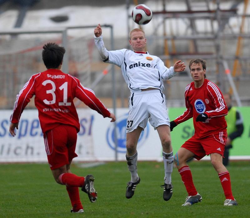 Sebastian Zinke (KSV Hessen Kassel) bestaunt die Ballannahme von Gregory Strohmann (FSV Ludwigshafen-Oggersheim)