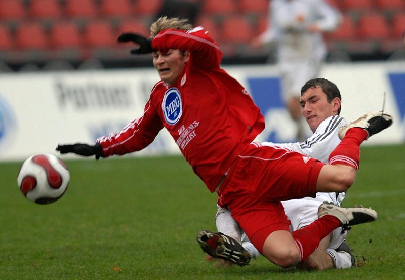 Martin Scholze (KSV Hessen Kassel) hier gegen  Thorsten Reiß (FSV Ludwigshafen-Oggersheim) traf kurz vor Schluß nur den Pfosten