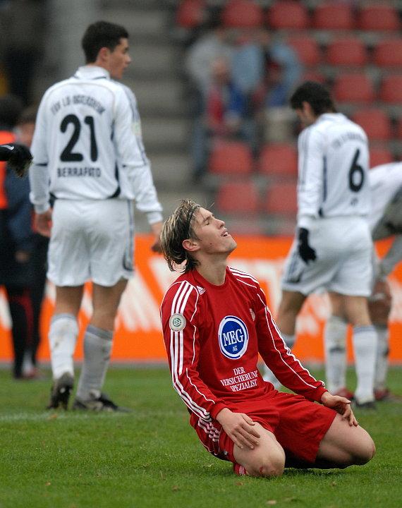 Jan Fießer (KSV Hessen Kassel) enttäuscht nach seiner Torchance, Pietro Berrafato (FSV Ludwigshafen-Oggersheim), Aydin Ay (FSV Ludwigshafen-Oggersheim) (hinten)