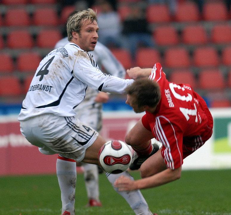 Patrick Hildebrand (FSV Ludwigshafen-Oggersheim) bringt Thorsten Bauer (KSV Hessen Kassel) (R) zu Fall 
