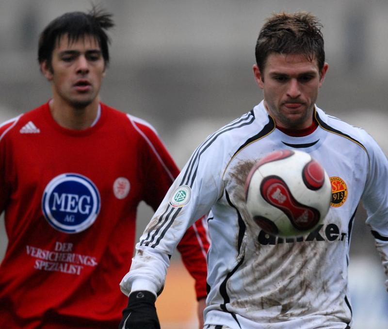 Arne Schmidt (KSV Hessen Kassel) im Zweikampf gegen Alexander Christ (FSV Ludwigshafen-Oggersheim)