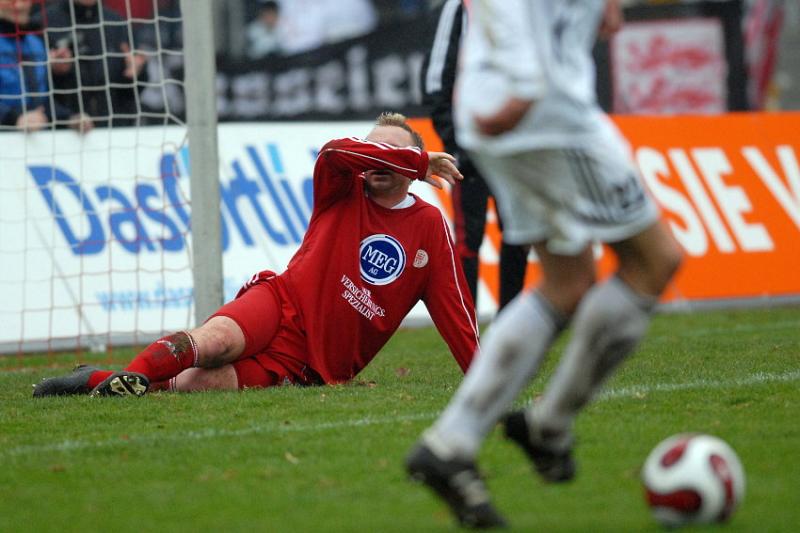 Kann es selbts nicht fassen: Sebastian Wojcik (KSV Hessen Kassel) nach der vergebenen Torchance