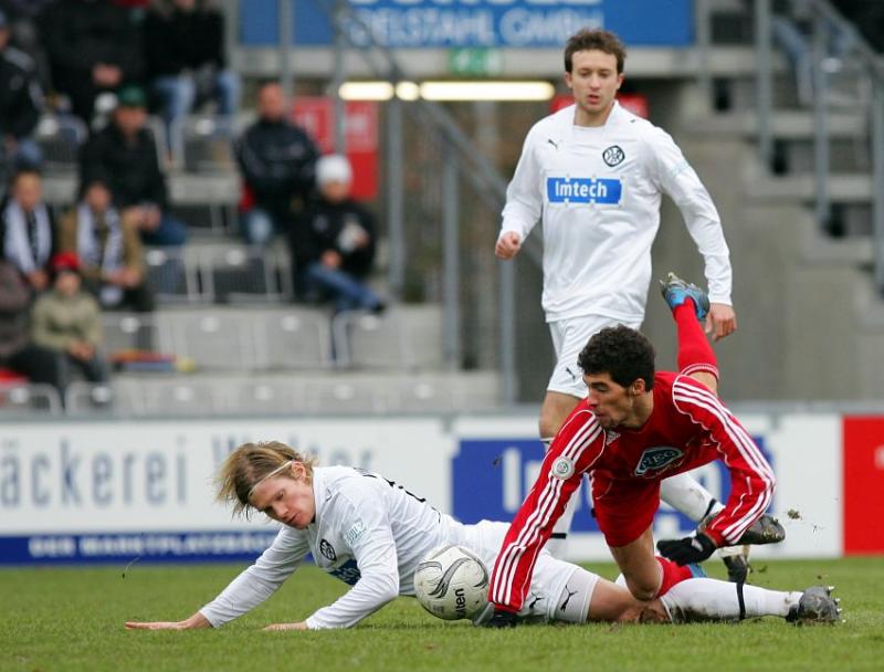 Zweikampf zwischen Rene Okle (VfR Aalen) und Serdar Bayrak (KSV Hessen Kassel)