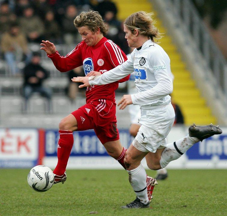 Kampf um den Ball von Martin Scholze (KSV Hessen Kassel) und Rene Okle (VfR Aalen)