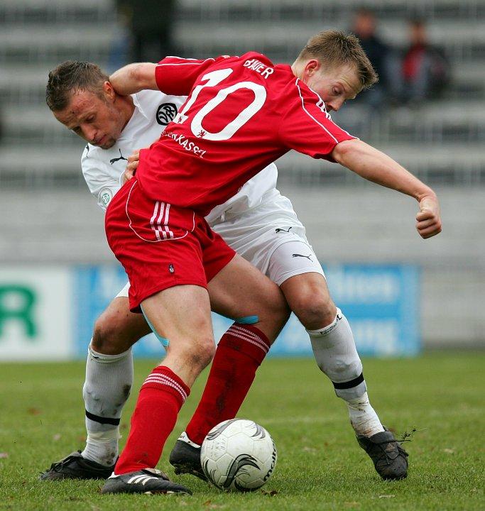 Thorsten Bauer (KSV Hessen Kassel) im Zweikampf gegen Torsten Traub (VfR Aalen ,links)