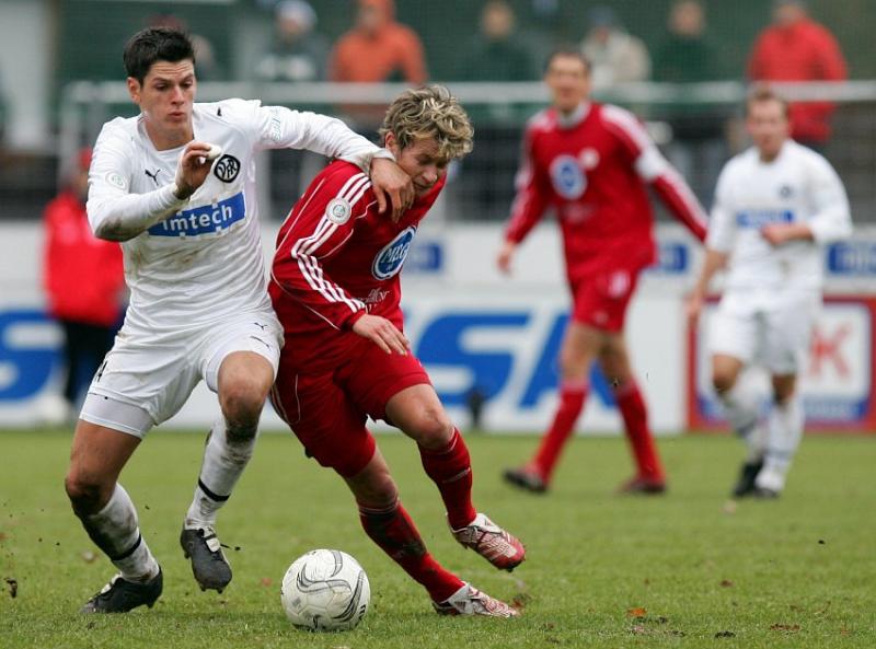 Martin Scholze (KSV Hessen Kassel) im Zweikampf gegen Andreas Hofmann (VfR Aalen ,links)