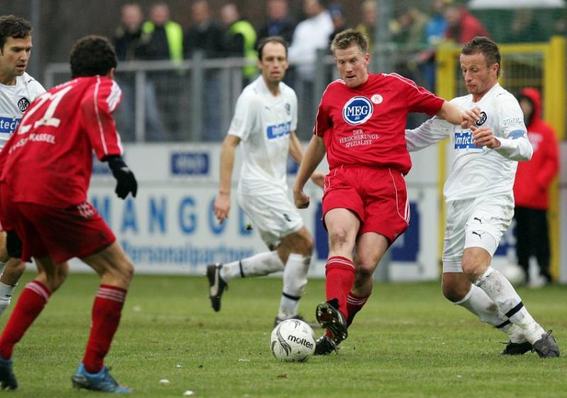 Torschütze zum KSV-Siegtreffer Thorsten Bauer (KSV Hessen Kassel) gegen Torsten Traub (VfR Aalen ,rechts)