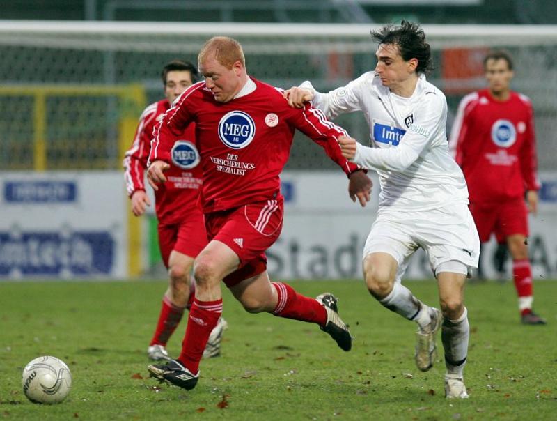 Sebastian Busch (KSV Hessen Kassel) gegen Marco Haller (VfR Aalen,rechts)