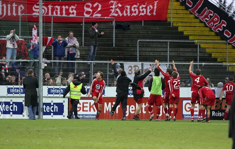 Jubel der mitgereisten KSV-Fans und der Mannschaft nach dem Sieg