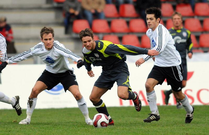 Kampf um den Ball zwischen Sebastian Zinke (KSV Hessen Kassel), Markus Unger (SSV Reutlingen), Arne Schmidt (KSV Hessen Kassel) (L-R)
