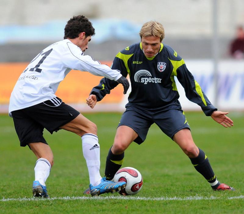 Zweikampf zwischen Serdar Bayrak (KSV Hessen Kassel) (L) und Steffen Kocholl (SSV Reutlingen) (R)
