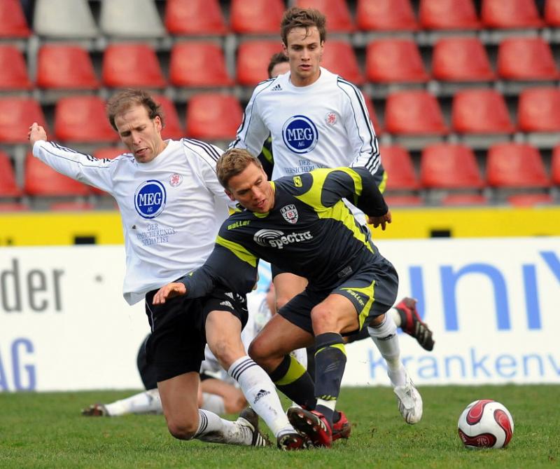 Christoph Keim (KSV Hessen Kassel) (L), Sebastian Zinke (KSV Hessen Kassel) (hinten) gegen Christian Haas (SSV Reutlingen)