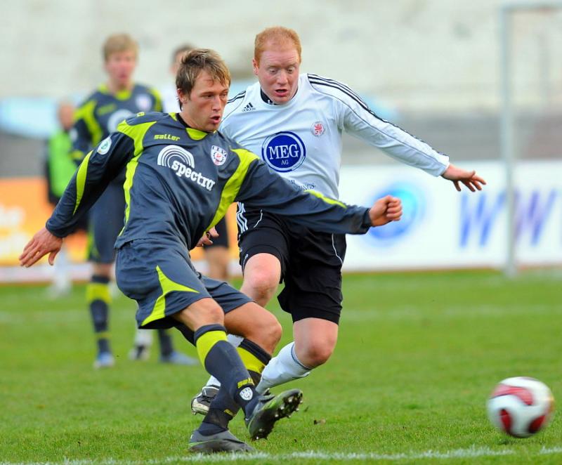 Zweikampf zwischen Thomas Scheuring (SSV Reutlingen) (L) und Sebastian Busch (KSV Hessen Kassel) (hinten)
