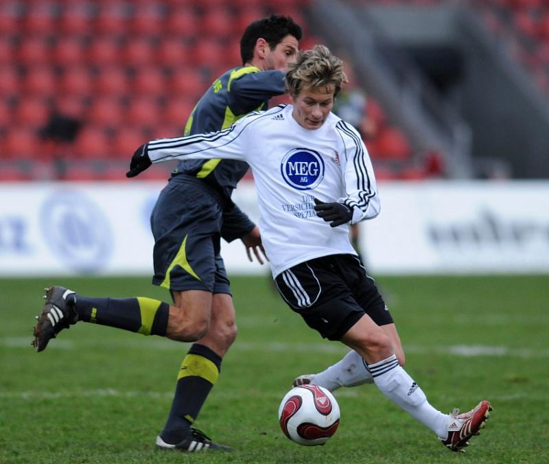 Zweikampf zwischen Martin Scholze (KSV Hessen Kassel) und Oliver Otto (SSV Reutlingen) (hinten)