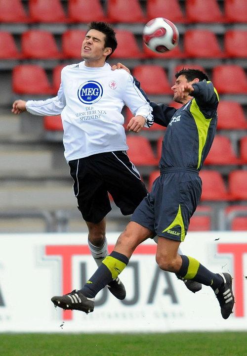 Arne Schmidt (KSV Hessen Kassel) im Kopfballduell mit Oliver Otto (SSV Reutlingen) (R)