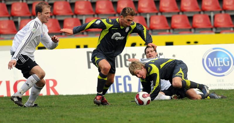 Christoph Keim (KSV Hessen Kassel) und Michael Kümmerle (KSV Hessen Kassel) gegen Sven Schipplock (SSV Reutlingen) (am Boden)