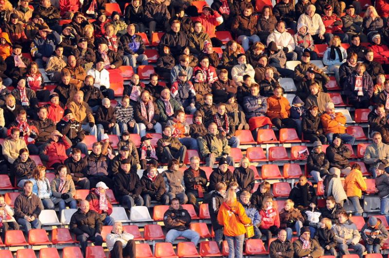 3.200 Zuschauer bei sonnigem Winterwetter im Auestadion